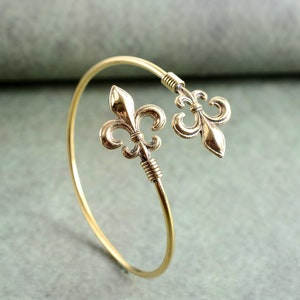 Pulsera de oro con flor de lis, pulsera ajustable bohemia, joyería para mujer, joyería con flor de lis, joyería de verano, regalo para ella.