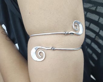 Braçadeira de latão espiral: braçadeira espiral, joia artesanal em espiral.