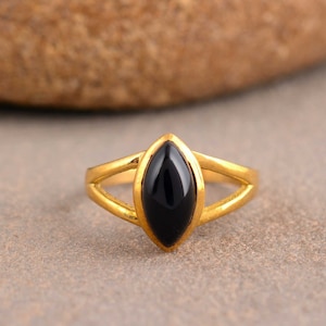 Anillo de oro con obsidiana negra hecho a mano: una joya delicada y llamativa