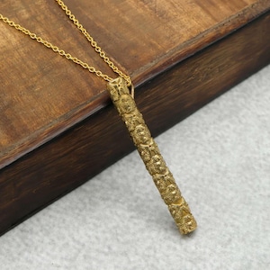 Halsband i guld med sugrör, Livets blomma-mönster, ribbat hänge, vintage mässingssmycken.
