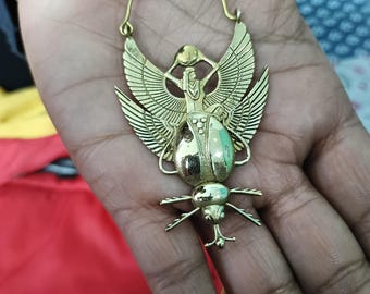 Mässingsskarabéörhängen: Egyptisk talismanbagge-smycken