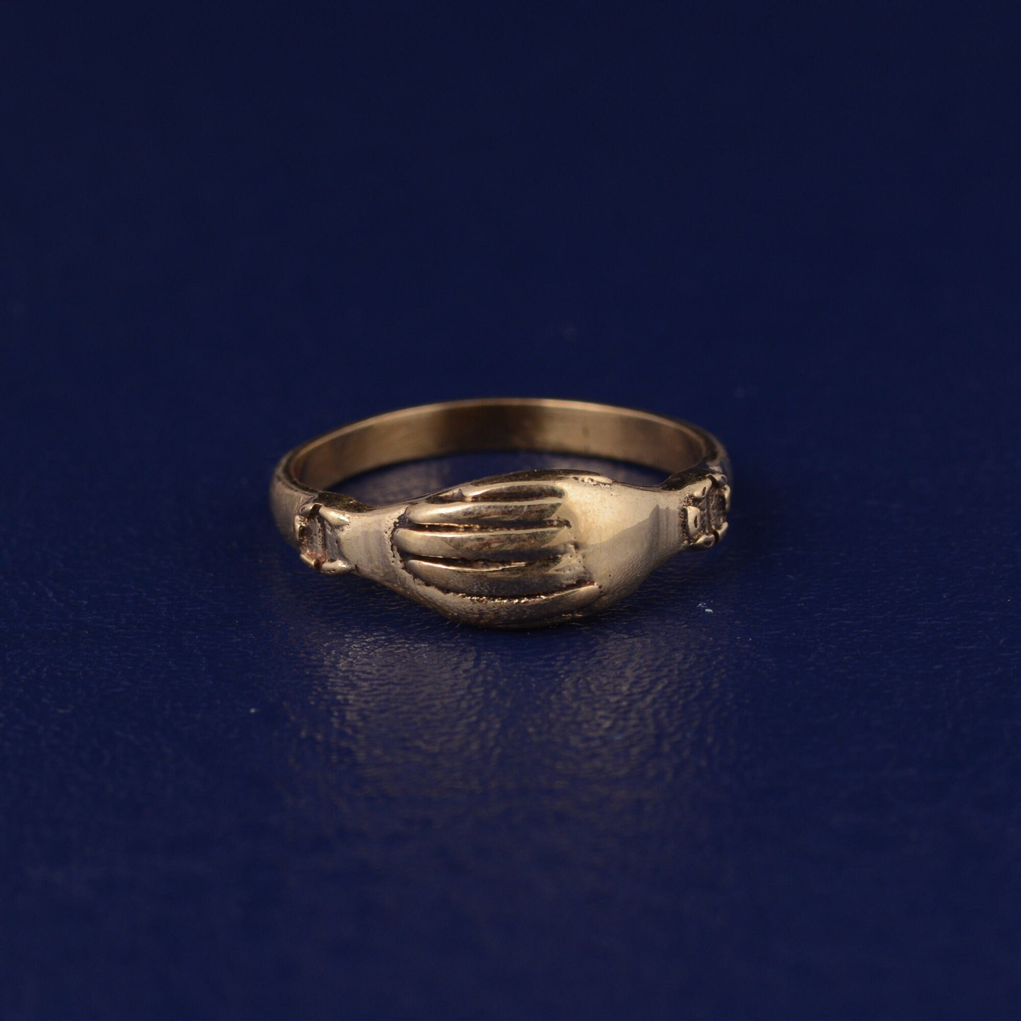 Shaking outlet hands ring