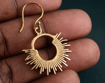 Hangoorbellen met geometrische zonnestralen: boho-damessieraden.
