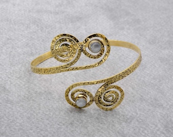 Pulsera espiral hecha a mano para la parte superior del brazo, joyería tribal bohemia con piedra lunar.