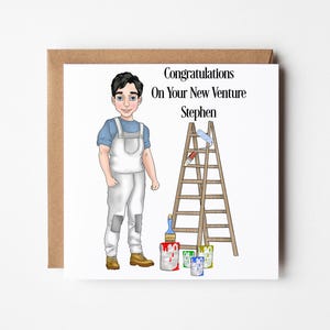 Puede incluir: Tarjeta de felicitación con una ilustración de pintor. La tarjeta presenta un pintor de dibujos animados con monos blancos y una camisa azul, de pie junto a una escalera de madera, botes de pintura y pinceles. El texto dice: "Felicitaciones por tu nueva empresa Stephen".
