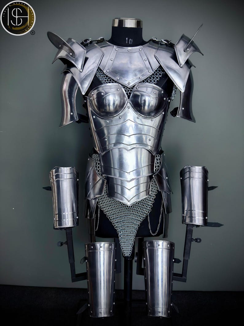 Peut inclure: Une armure compl&egrave;te en argent, comprenant une cuirasse, des &eacute;paulettes, des gantelets et des jambi&egrave;res. L'armure est expos&eacute;e sur un mannequin.