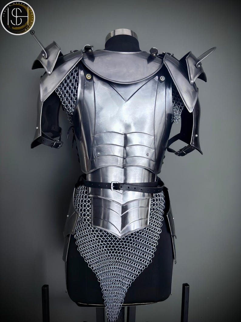 Peut inclure: Armure plaqu&eacute;e argent avec cotte de mailles, ceinture en cuir et &eacute;pauli&egrave;res pointues. L'armure est expos&eacute;e sur un mannequin.