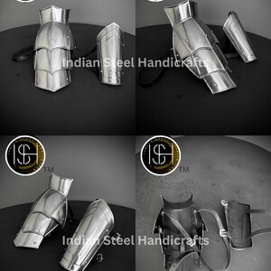 K&ouml;nnte beinhalten: Ein Satz von vier silberfarbenen Armr&uuml;stungen aus Metall mit Lederriemen. Die Armr&uuml;stungen sind so konzipiert, dass sie Unterarm und Oberarm sch&uuml;tzen. Die Armr&uuml;stungen sind aus Metall gefertigt und haben eine polierte Oberfl&auml;che. Die Lederriemen dienen dazu, die Armr&uuml;stungen am Arm zu befestigen.