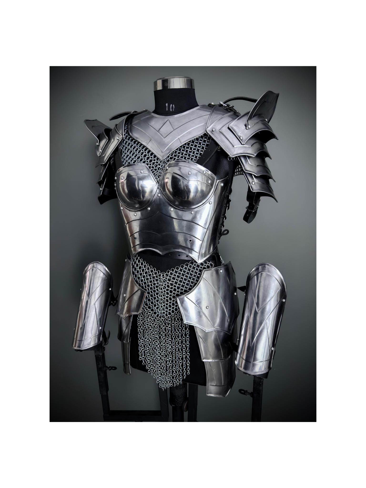 マンダロリアンの胸部プレートアーマー マンダロリアンの胸部プレートアーマー Amazon.co.jp: スター