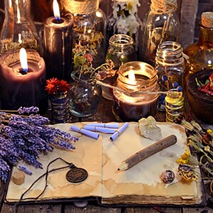 Pu&ograve; includere: Un diario aperto in stile vintage con una matita di legno, rametti di lavanda e varie bottiglie di vetro e candele. Le candele sono nere e viola, e le bottiglie contengono erbe e fiori secchi.