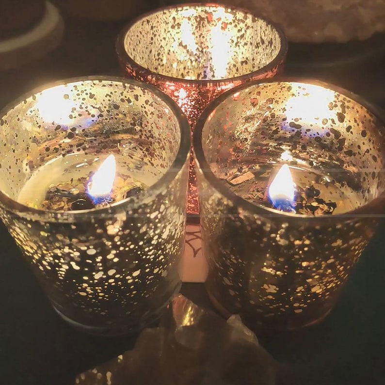 Pu&ograve; includere: Tre portacandele in vetro color oro con fiamme tremolanti all'interno. I portacandele hanno una superficie testurizzata punteggiata.