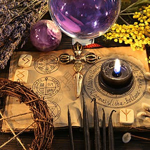 Pu&ograve; includere: Un libro vintage con una variet&agrave; di simboli e rune, una candela accesa, una sfera di cristallo, una ghirlanda e una croce dorata. Il libro &egrave; aperto e le pagine sono ingiallite dal tempo. La candela &egrave; in un portacandele nero e la fiamma proietta un bagliore caldo. La sfera di cristallo &egrave; viola e riflette la luce della candela. La ghirlanda &egrave; fatta di ramoscelli ed &egrave; avvolta da uno spago. La croce dorata &egrave; ornata e ha una punta appuntita. Il libro &egrave; circondato da fiori e erbe secche.