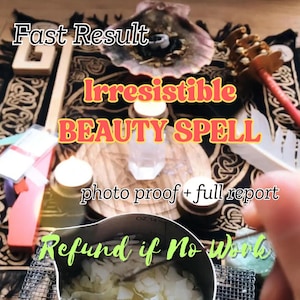 Könnte beinhalten: Eine Anordnung von Gegenständen, die sich auf einen Schönheitszauber beziehen, darunter Kerzen, ein Kristall und eine Muschel. Textüberlagerungen lauten "Fast Result", "Irresistible BEAUTY SPELL", "photo proof + full report" und "Refund if No Work".