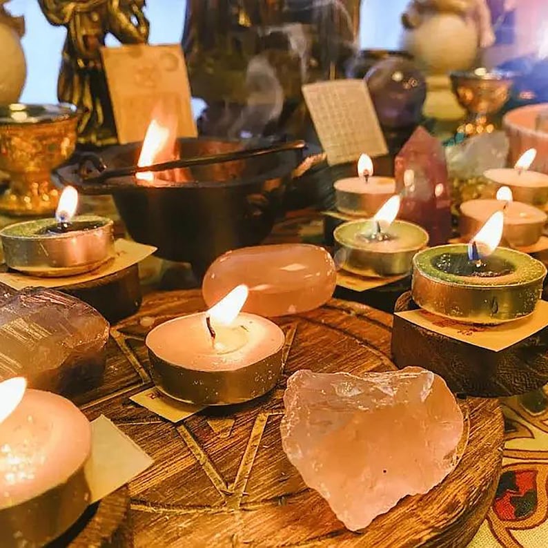 Pu&ograve; includere: Un altare di legno con una variet&agrave; di cristalli, candele e incenso. L'altare &egrave; decorato con un pentagramma e altri simboli. Ci sono diverse candele a tea light accese sull'altare e un piccolo calderone con incenso che brucia al suo interno.