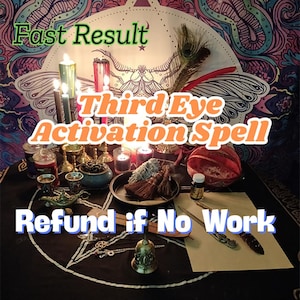 Puede incluir: Un mantel negro con un diseño de pentagrama.  Velas, un pequeño quemador de incienso, una pluma, una pequeña botella y un papel están sobre la mesa. El texto "Third Eye Activation Spell" está escrito en letras naranjas sobre la mesa. El texto "Fast Result" está escrito en letras naranjas en la parte superior de la imagen. El texto "Refund if No Work" está escrito en letras naranjas en la parte inferior de la imagen.