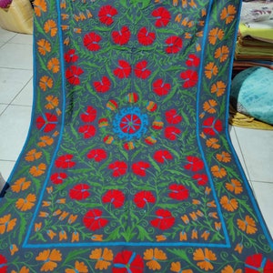 Handgestickte Suzani Decke: Usbekischer Blumenteppich