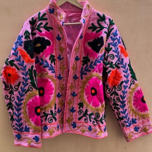 Manteau veste brodé main Suzani en coton indien, vêtement d'extérieur ethnique chic coloré pour tenues de saison, cadeau pour elle