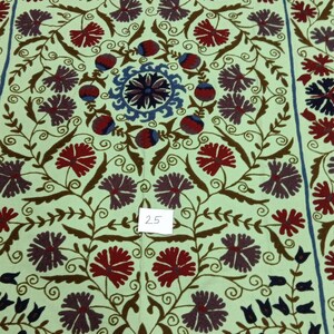 Handbestickte Suzani-Decke aus Baumwolle: Usbekische Blumen-Tagesdecke