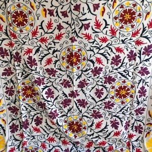 Handbestickte Suzani-Decke aus Baumwolle: Usbekische Blumen-Tagesdecke