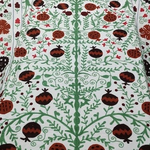Handbestickte Suzani-Decke aus Baumwolle: Usbekische Blumen-Tagesdecke