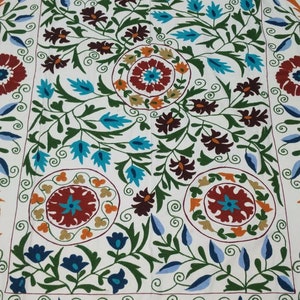 Handbestickte Suzani-Decke aus Baumwolle: Usbekische Blumen-Tagesdecke