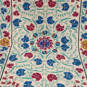 Handbestickte Suzani-Decke aus Baumwolle: Usbekische Blumen-Tagesdecke