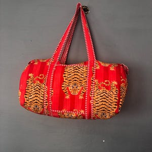 Verschiedene große Baumwoll-Gesteppte Weekender-Reisetasche, handgefertigte gesteppte Stofftasche, Block bedruckte Reisetaschen, Handgepäcktasche