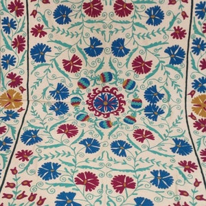 Handbestickte Suzani-Decke aus Baumwolle: Usbekische Blumen-Tagesdecke