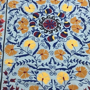 Handbestickte Suzani-Decke aus Baumwolle: Usbekische Blumen-Tagesdecke