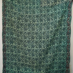 Colcha Kantha tradicional de algodón bordada a mano.