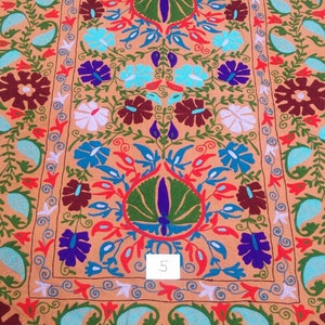 Handbestickte Suzani-Decke aus Baumwolle: Usbekische Blumen-Tagesdecke