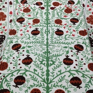 Handbestickte Suzani-Decke aus Baumwolle: Usbekische Blumen-Tagesdecke