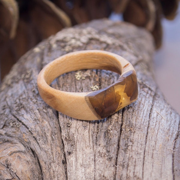 Maple Amber Wood Ring, Artistic Minimalistic Autumn Vibes Band, Stylish Design Fall Falling Leaves, Special Graduation Gift Made in Finland
