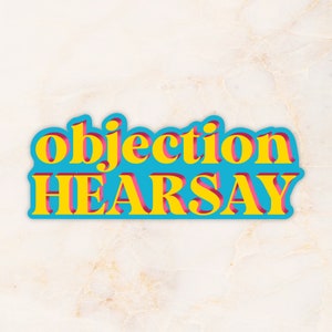 Pode incluir: Um adesivo azul com o texto "objection HEARSAY" em letras amarelas com contorno rosa.