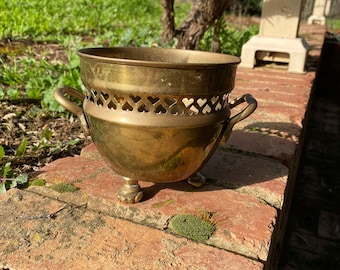 Vintage small round brass planter pot, garden decor, housewarming gift, gift for her, gift for him, country decor, farmhouse decor