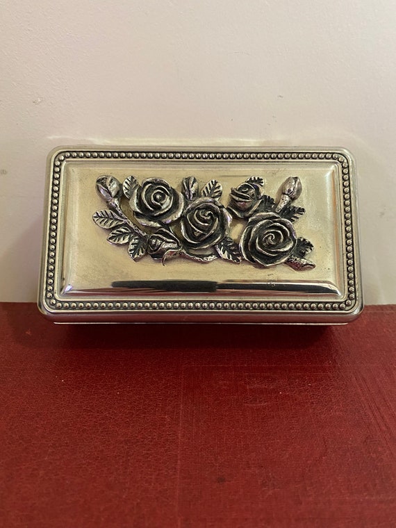 Vintage silver finish, beaded, roses decorated, hinge… Gem