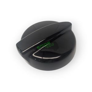 Op de afbeelding: Een glanzende zwarte ronde bedieningsknop met een verhoogde centrale rand voor grip. Het oppervlak van de knop toont de groene tekst SMPS 2012 duidelijk gedrukt op het bovenste gedeelte. Het object heeft een gladde, reflecterende afwerking en een ronde rand.