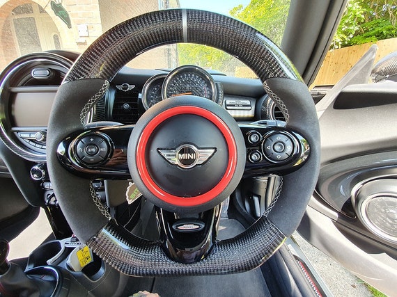 Livreur porte un masque protecteur au volant d'une mini voiture