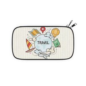 Può includere: Un astuccio rettangolare a tema viaggio con sfondo a righe color crema e bordo nero. L'astuccio presenta un globo con la scritta "TRAVEL" e illustrazioni di mappa, aereo, mongolfiera, barca a vela e nuvole.
