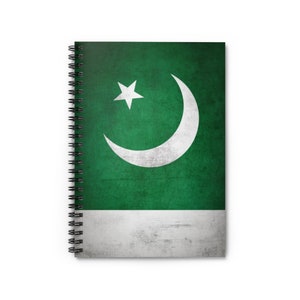 Op de afbeelding: Een spiraalgebonden notitieboek met de vlag van Pakistan. De omslag toont een groene achtergrond met een witte maan en ster, en een witte streep aan de onderkant. Het notitieboek heeft een getextureerde, verouderde uitstraling.