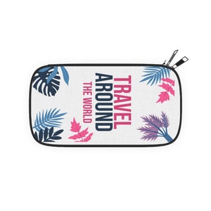 Può includere: Un astuccio da viaggio bianco con la scritta "TRAVEL AROUND THE WORLD" in nero e rosa. L'astuccio è decorato con foglie tropicali blu, rosa e viola e ha una cerniera nera.