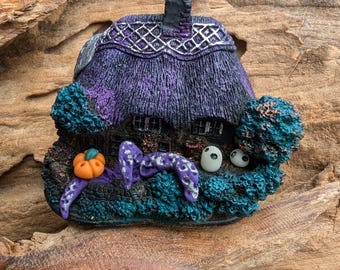 Mini casa dell'orrore, fantasmi spettrali di Halloween e zucche