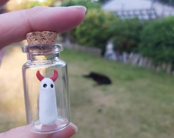 Piccolo diavoletto fantasma in una bottiglia di vetro in miniatura. Halloween