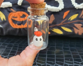 Fantasma in bottiglia con zucca e bambino
