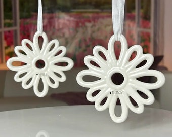 Fensterhänger Keramik-Blüte Deko Hänger "Nallani" creme-weiss Keramikhänger Frühlingsdeko Osterdeko Wohnaccessoires Mitbringsel Anhänger