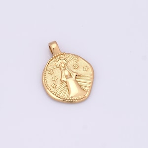 K&ouml;nnte beinhalten: Goldfarbener Anh&auml;nger mit einem erhabenen Bild einer Frau mit Heiligenschein und Sternen um sie herum. Der Anh&auml;nger ist rund und hat eine strukturierte Oberfl&auml;che.