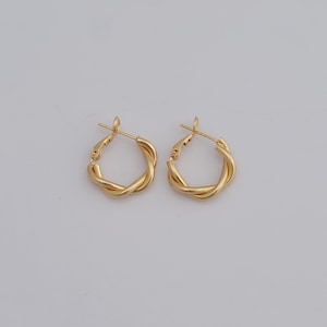 Gold Hoop Earrings, 18K Gold Filled Huggie Hoop Earrings,Hoop Earrings,Hypoallergenic Huggie Hoop,Gift for Her,19x3.5mm