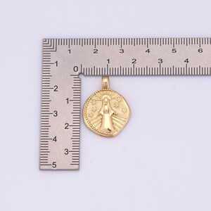 K&ouml;nnte beinhalten: Goldfarbener Anh&auml;nger mit einem detaillierten Bild der Jungfrau Maria mit Heiligenschein und Sternen. Der Anh&auml;nger hat einen Durchmesser von etwa 3,8 cm.