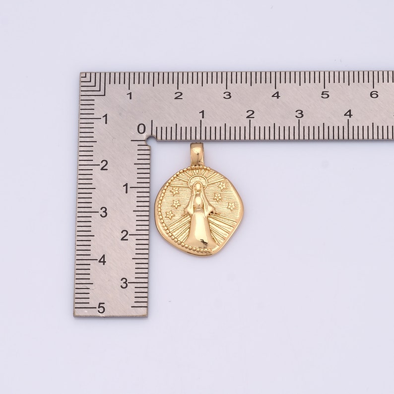 K&ouml;nnte beinhalten: Goldfarbener Anh&auml;nger mit einem detaillierten Bild der Jungfrau Maria mit Heiligenschein und Sternen. Der Anh&auml;nger hat einen Durchmesser von etwa 3,8 cm.