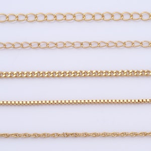 Puede incluir: Cinco cadenas de oro de diferentes estilos y grosores. Las cadenas están dispuestas horizontalmente sobre un fondo blanco.